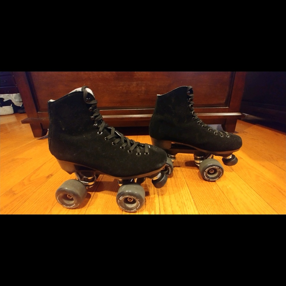 Sure-grip sued boardwalk Rollerskates
